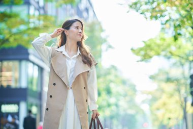  Genç bir kadın şehirde günlük kıyafetlerle dolaşıyor.