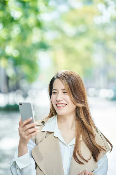 Dışarıda Akıllı Telefon Tutan Genç Bir Kadın — Stok fotoğraf