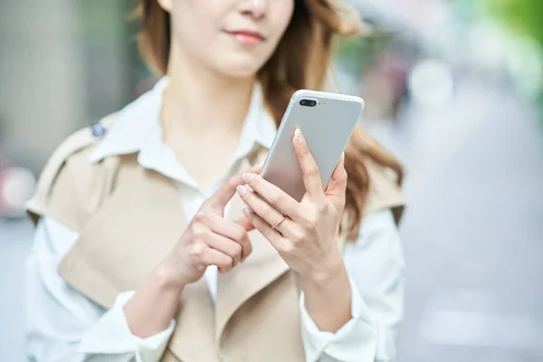 Handen Van Een Vrouw Die Een Smartphone Gebruikt — Stockfoto