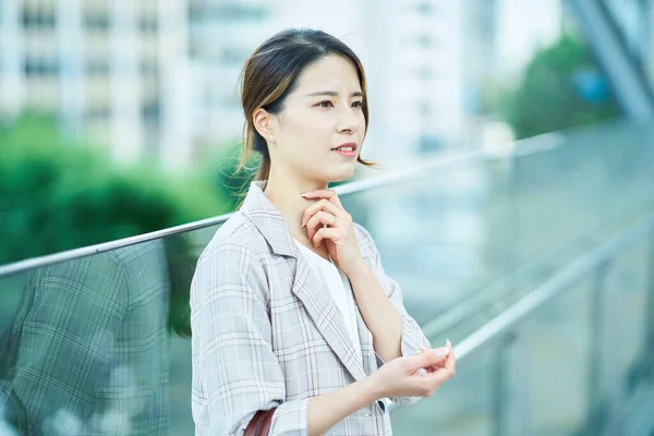 Aziatische Jong Vrouw Gevoel Ongoed Buiten — Stockfoto