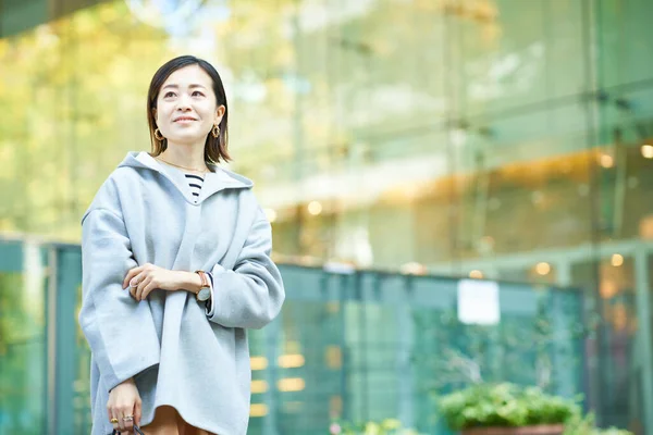 Een Vrouw Die Stad Loopt Met Een Ontspannen Uitdrukking — Stockfoto