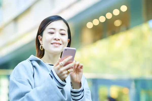 Dışarıdaki Akıllı Telefon Ekranına Bakan Bir Kadın — Stok fotoğraf