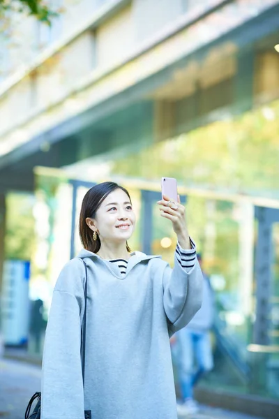 Dışarıda Akıllı Telefon Tutan Genç Bir Kadın — Stok fotoğraf