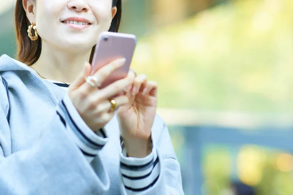 Mulher Olhando Para Tela Smartphone Livre — Fotografia de Stock