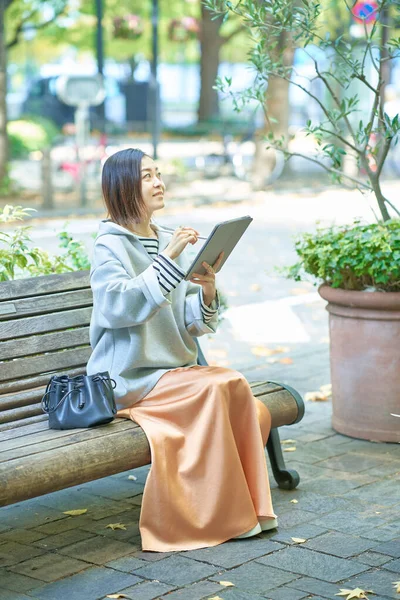 Asian Woman Casual Clothes Operating Tablet — Stock Photo, Image