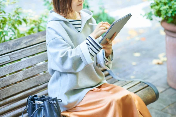 Asiatisk Kvinna Casual Kläder Som Använder Tablett — Stockfoto