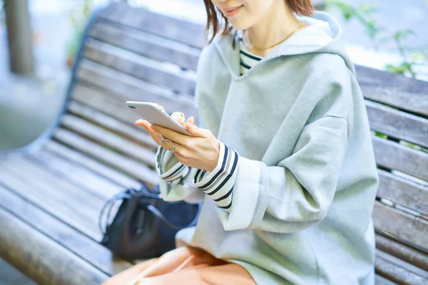 Kvinna Tittar Smartphone Skärm Utomhus — Stockfoto
