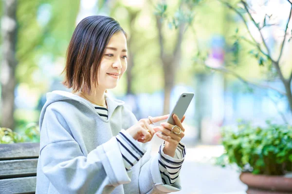 Mulher Olhando Para Tela Smartphone Livre — Fotografia de Stock