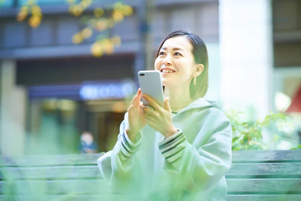 Dışarıdaki Akıllı Telefon Ekranına Bakan Bir Kadın — Stok fotoğraf