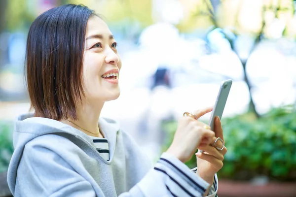 Mujer Mirando Pantalla Del Teléfono Inteligente Aire Libre — Foto de Stock
