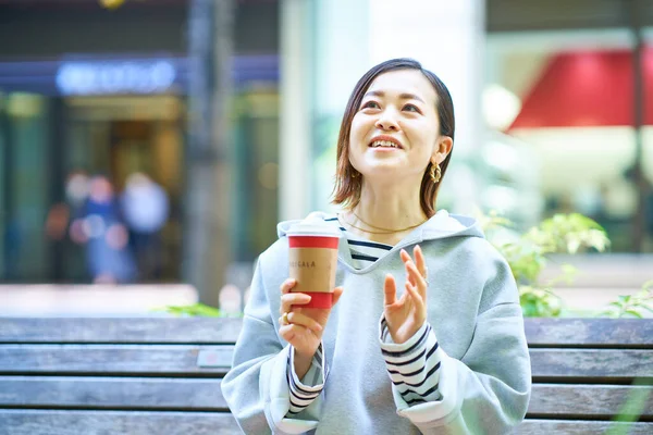 Kobieta Pijąca Kawę Miłym Wyrazem Twarzy Świeżym Powietrzu — Zdjęcie stockowe