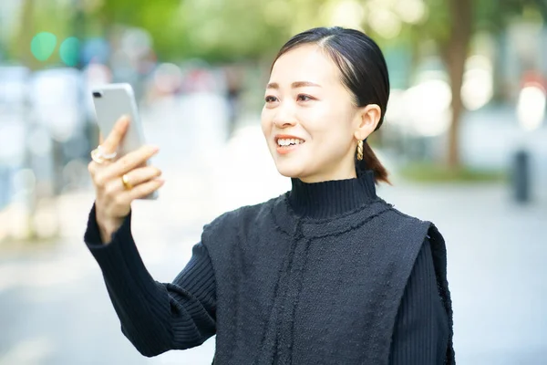 Kadını Akıllı Telefon Ekranına Bakıyor — Stok fotoğraf