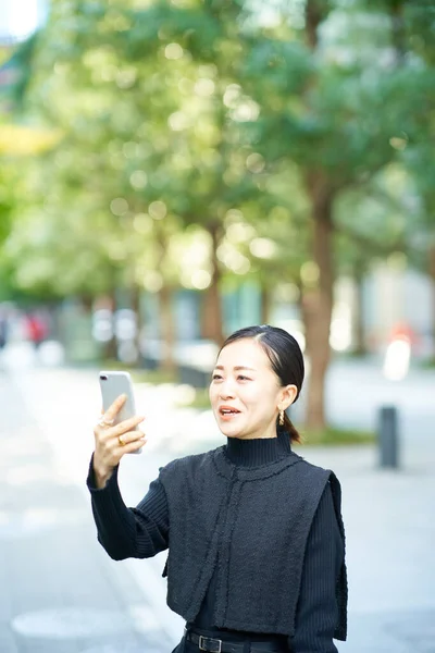Kadını Akıllı Telefon Ekranına Bakıyor — Stok fotoğraf