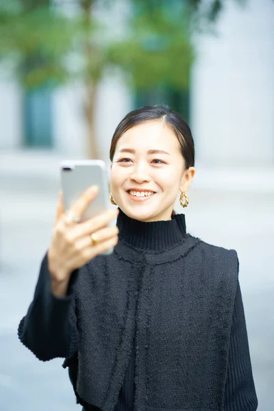 Affärskvinna Tittar Smartphone Skärmen — Stockfoto