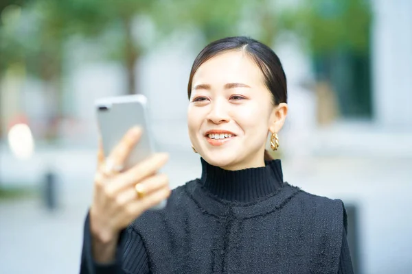 Zakelijke Vrouw Zoek Naar Smartphone Scherm — Stockfoto