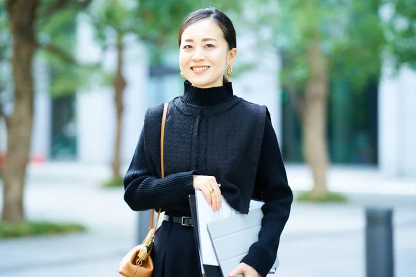 アジアのファッショナブルなビジネス女性の肖像画屋外 — ストック写真