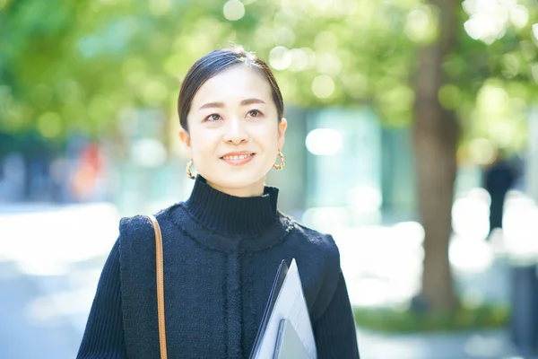 Asian Fashionable Business Woman Portrait Outdoors — Stock Photo, Image