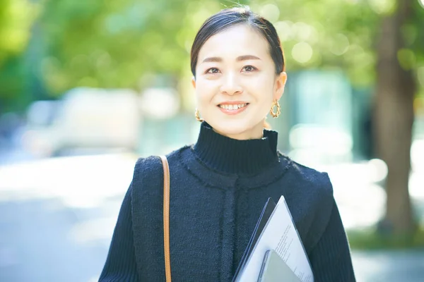 Asian Fashionable Business Woman Portrait Outdoors — Stock Photo, Image
