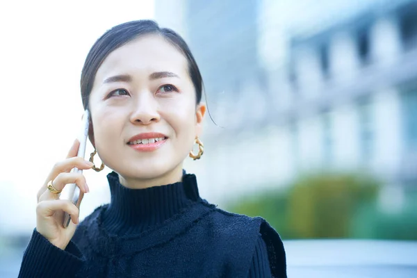 Asyalı Kadın Dışarıda Akıllı Telefondan Konuşuyor — Stok fotoğraf