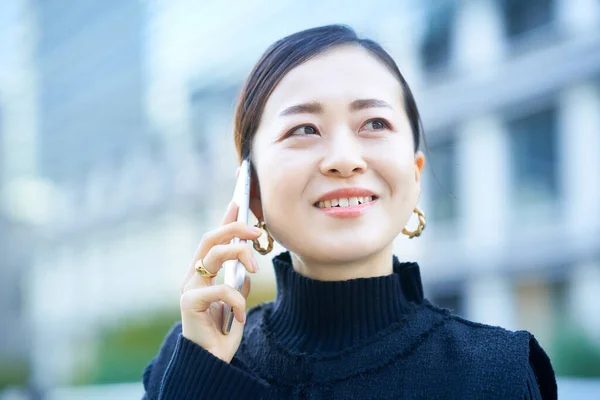 Asyalı Kadın Dışarıda Akıllı Telefondan Konuşuyor — Stok fotoğraf