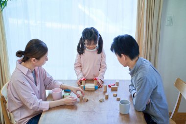 Ebeveynler ve çocukları yapı taşlarıyla oynuyorlar