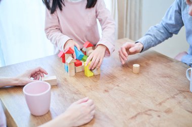 Ebeveynler ve çocukları yapı taşlarıyla oynuyorlar