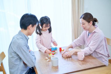 Ebeveynler ve çocukları yapı taşlarıyla oynuyorlar