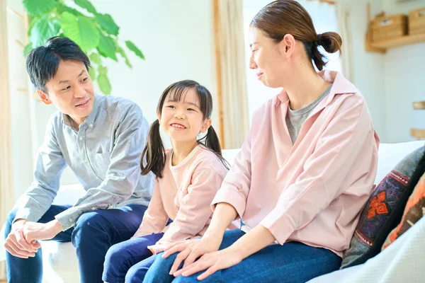Rodzice Ich Dziecko Rozmawiają Szczęśliwie Salonie — Zdjęcie stockowe
