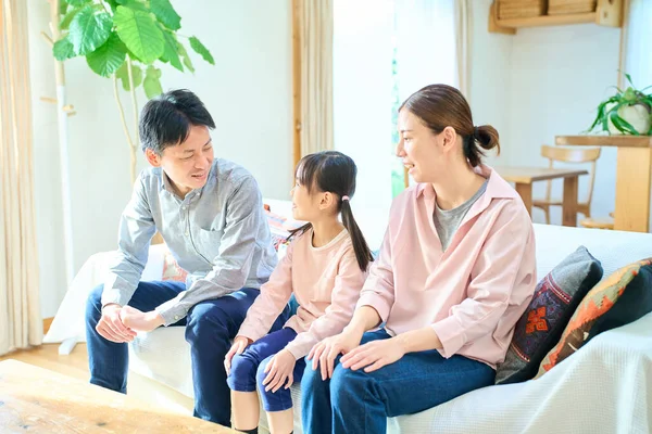 Parents Childr Talking Happily Living Room — Stock Photo, Image