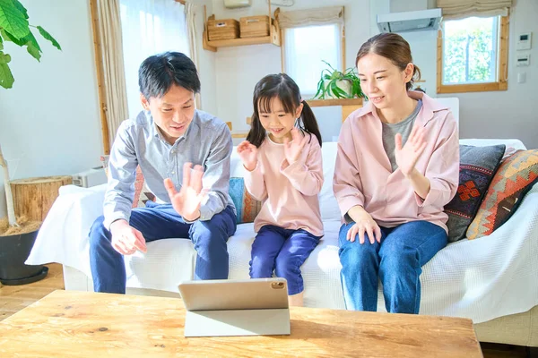 Eltern Und Kinder Schauen Zufrieden Auf Den Bildschirm Des Tablet — Stockfoto