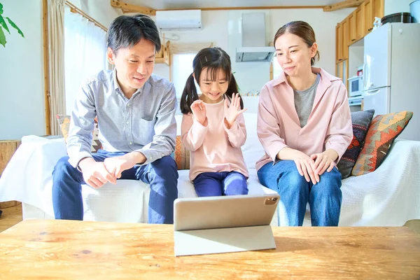 Eltern Und Kinder Schauen Zufrieden Auf Den Bildschirm Des Tablet — Stockfoto