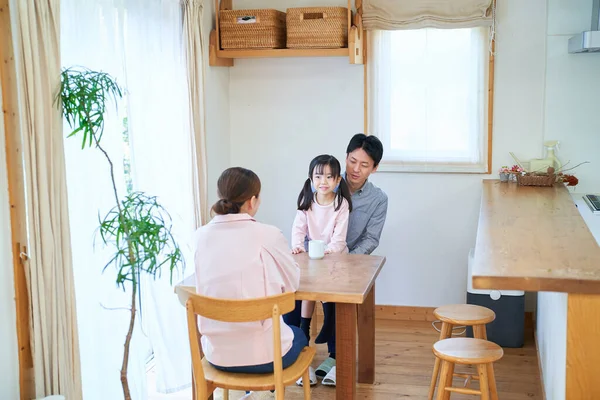 Γονείς Και Παιδιά Τους Μιλάνε Ευτυχισμένα Στο Σαλόνι — Φωτογραφία Αρχείου