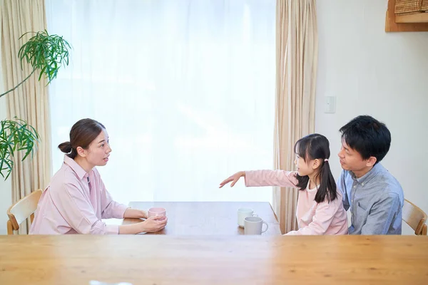 Родители Дети Счастливо Разговаривают Гостиной — стоковое фото