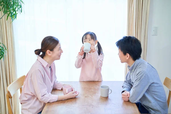 Батьки Їхня Дитина Щасливо Розмовляють Вітальні — стокове фото