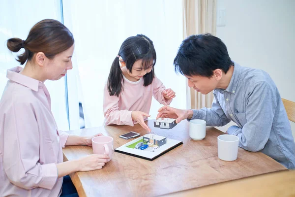 Familj Diskuterar Medan Man Tittar Modell Ett Fristående Hus — Stockfoto