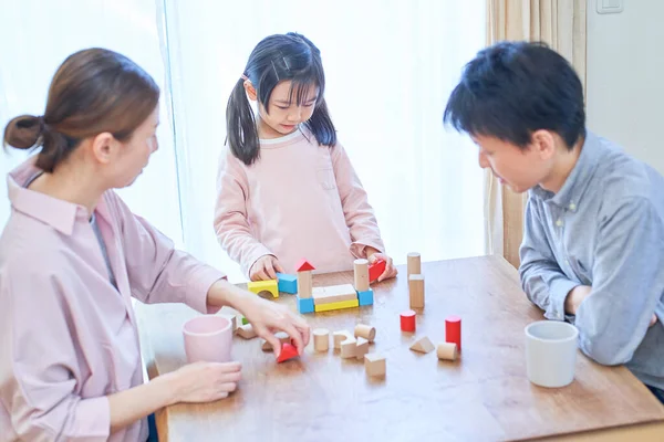 親と子供がブロックを構築して遊ぶ — ストック写真
