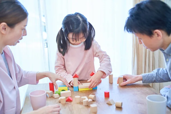 Ouders Hun Kind Spelen Met Bouwstenen — Stockfoto