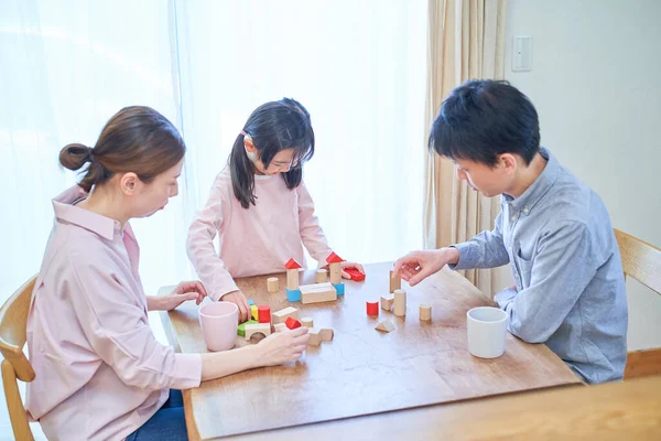 Родители Ребенок Играют Строительными Блоками — стоковое фото