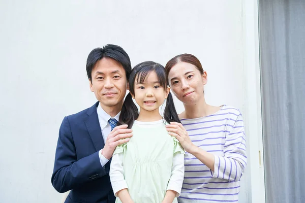Minnesfoto Tre Föräldrar Och Deras Barn Deras Hem — Stockfoto
