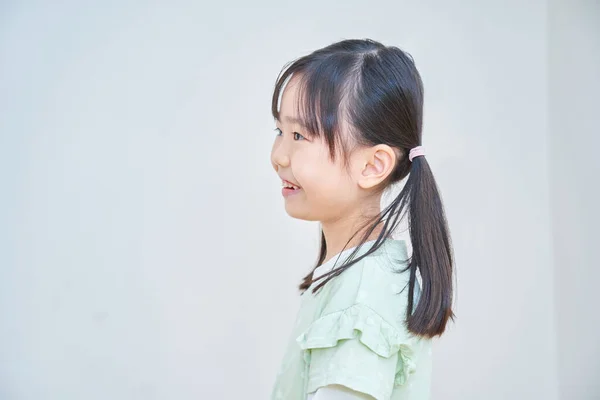 Азиатская Улыбающаяся Девочка Начальной Школы Помещении — стоковое фото