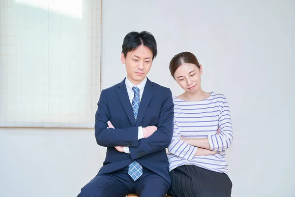 Worried Couple Folded Arms Room — Stock Photo, Image