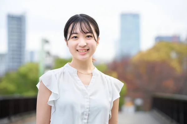 Asiático Joven Mujer Sonriendo Pie Aire Libre — Foto de Stock