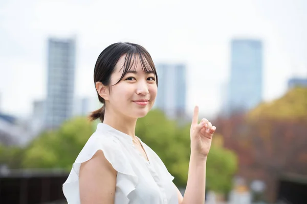 Young Woman Doing Pointing Pose Outdoors — Stock Photo, Image