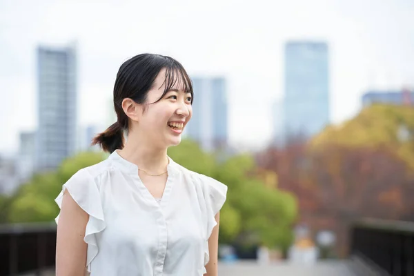 Asiático Jovem Mulher Sorrindo Livre — Fotografia de Stock