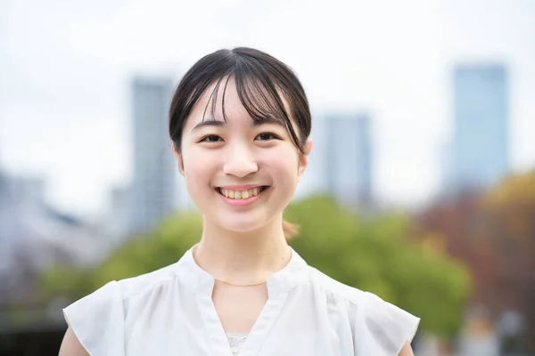 Aziatische Jonge Vrouw Glimlachen Staan Buiten — Stockfoto