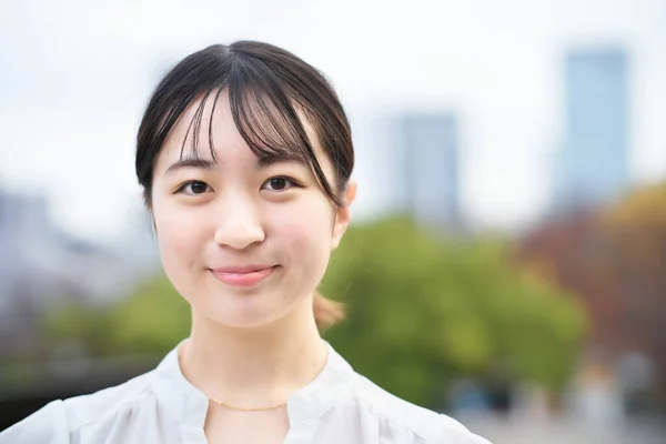 Aziatische Jonge Vrouw Glimlachen Staan Buiten — Stockfoto