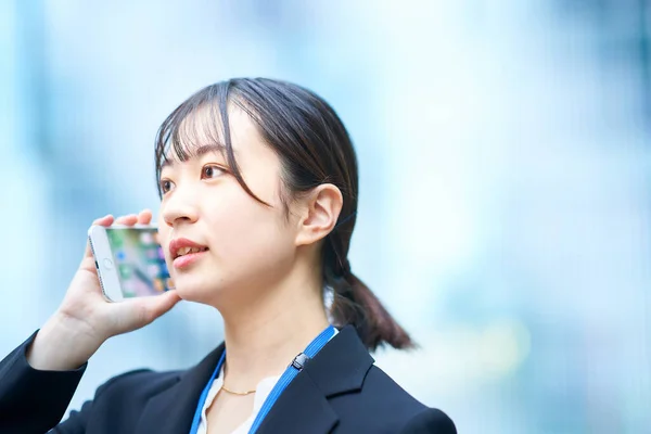 Asiatique Jeune Femme Dans Costume Parler Sur Smartphone — Photo