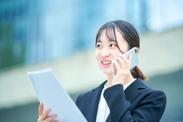Aziatisch Jong Vrouw Een Pak Praten Een Smartphone — Stockfoto