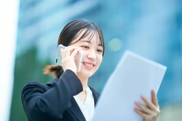 スマートフォンで話すスーツのアジアの若い女性 — ストック写真