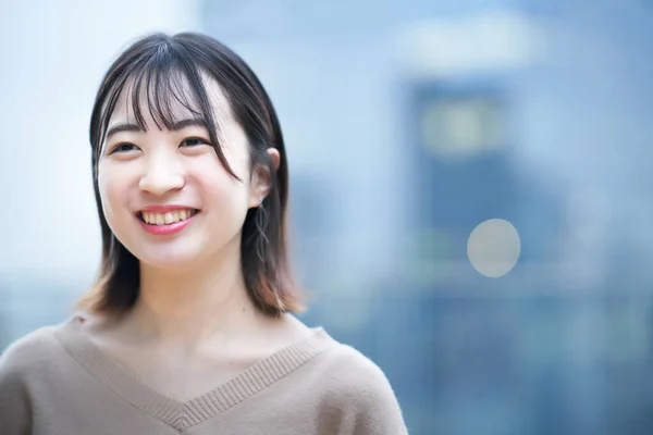 Asyalı Genç Kadın Gülümsüyor Dışarıda Duruyor — Stok fotoğraf